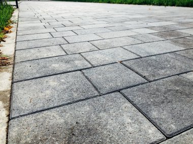 Değişik renklerde taş yontmalar, gündüz vakti yakın çekim. 