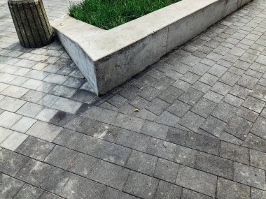 Gündüz vakti şehir parkında yürüyüş yolu taşları 