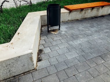 Şehir parkındaki ahşap bank.