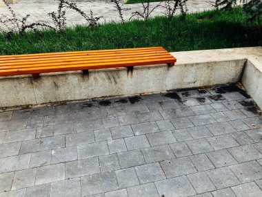 Şehir parkındaki ahşap bank.