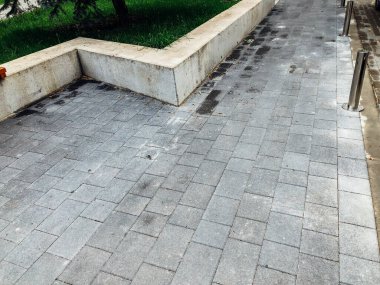 Parktaki yürüyüş yolunda demir kazıklı taşlar. 