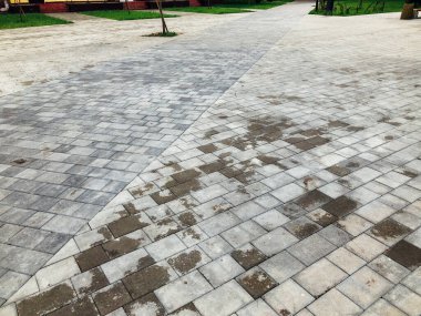 Değişik renklerde taş yontmalar, gündüz vakti yakın çekim. 
