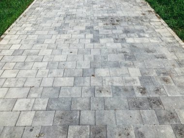 Değişik renklerde taş yontmalar, gündüz vakti yakın çekim. 