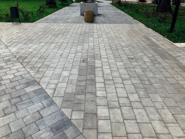 Gündüz vakti şehir parkında yürüyüş yolu taşları 