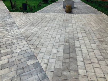 Gündüz vakti şehir parkında yürüyüş yolu taşları 