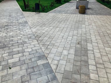 Gündüz vakti şehir parkında yürüyüş yolu taşları 
