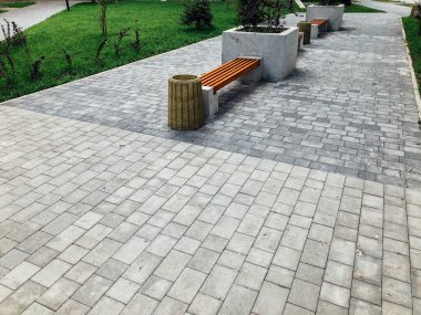 Şehir parkındaki ahşap bank.