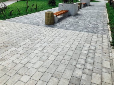 Şehir parkındaki ahşap bank.