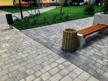 Şehir parkındaki ahşap bank.