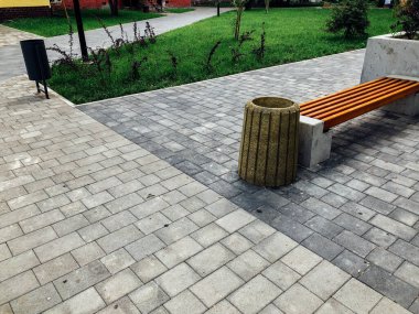 Şehir parkındaki ahşap bank.