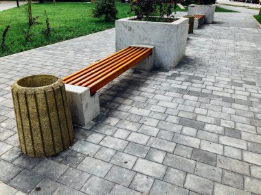 Şehir parkındaki ahşap bank.