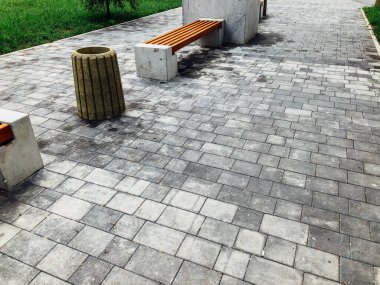 Şehir parkındaki ahşap bank.