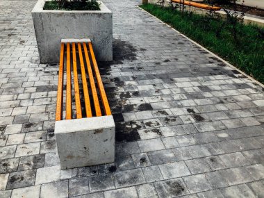 Şehir parkındaki ahşap bank.
