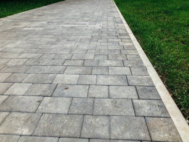 Değişik renklerde taş yontmalar, gündüz vakti yakın çekim. 