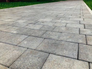 Değişik renklerde taş yontmalar, gündüz vakti yakın çekim. 
