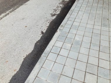 Gündüzleri şık bahçede çeşitli renklerde birbirine yakın köşeler.