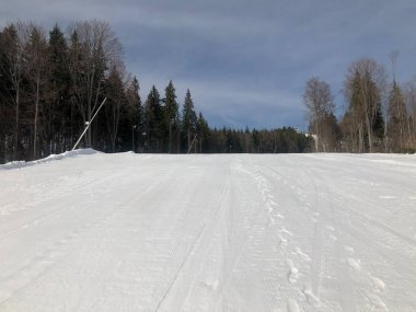 Gündüz vakti mükemmel bir şekilde hazırlanmış boş kayak koşusu
