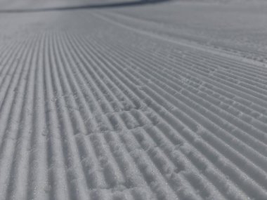 Gündüz vakti mükemmel bir şekilde hazırlanmış boş kayak koşusu