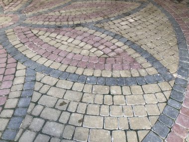 Değişik renklerde taş yontmalar, gündüz vakti yakın çekim. 