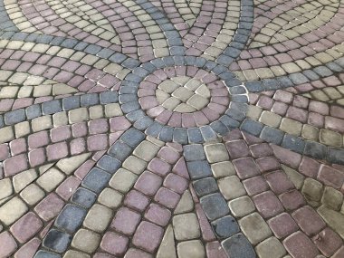 Değişik renklerde taş yontmalar, gündüz vakti yakın çekim. 