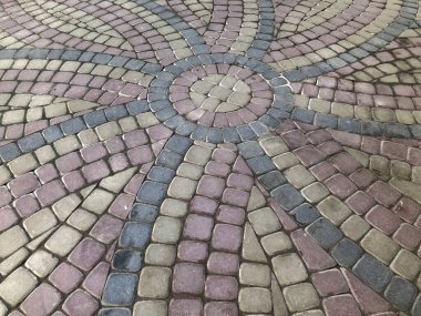 Değişik renklerde taş yontmalar, gündüz vakti yakın çekim. 