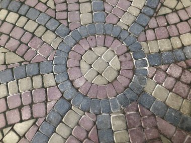Değişik renklerde taş yontmalar, gündüz vakti yakın çekim. 