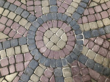 Değişik renklerde taş yontmalar, gündüz vakti yakın çekim. 