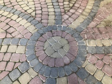 Değişik renklerde taş yontmalar, gündüz vakti yakın çekim. 