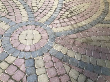 Değişik renklerde taş yontmalar, gündüz vakti yakın çekim. 