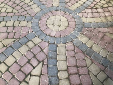 Değişik renklerde taş yontmalar, gündüz vakti yakın çekim. 