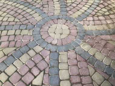 Değişik renklerde taş yontmalar, gündüz vakti yakın çekim. 