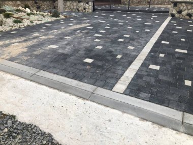 Değişik renklerde taş yontmalar, gündüz vakti yakın çekim. 