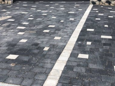 Değişik renklerde taş yontmalar, gündüz vakti yakın çekim. 