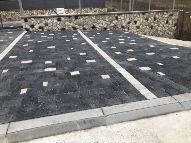 Değişik renklerde taş yontmalar, gündüz vakti yakın çekim. 