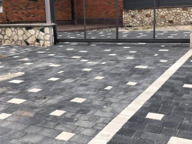 Gündüz vakti şehir parkında yürüyüş yolu taşları 