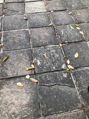 Değişik renklerde taş yontmalar, gündüz vakti yakın çekim. 