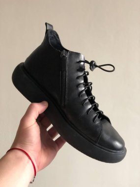 Beyaz arka planda erkek ayakkabısının el ele tutuşması. 