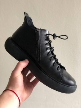 Beyaz arka planda erkek ayakkabısının el ele tutuşması. 