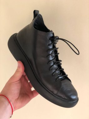 Beyaz arka planda erkek ayakkabısının el ele tutuşması. 