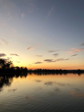 Gün batımından önce göl üzerinde bulutlu güzel bir gökyüzü