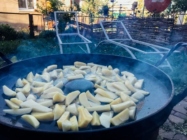 昼間にフライパンで炒めたジャガイモを屋外で撮影 — ストック写真