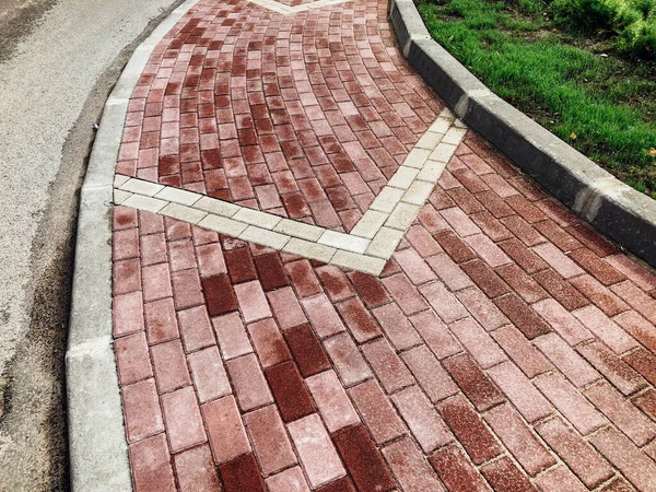 Caminho Pedra Jardim Com Plantas Verdes Calçada Tijolo Durante Dia — Fotografia de Stock