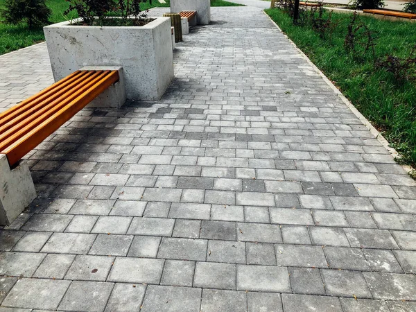 Şehir parkındaki ahşap bank.