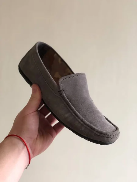 Primer Plano Mano Que Sostiene Zapato Masculino Sobre Fondo Blanco —  Fotos de Stock