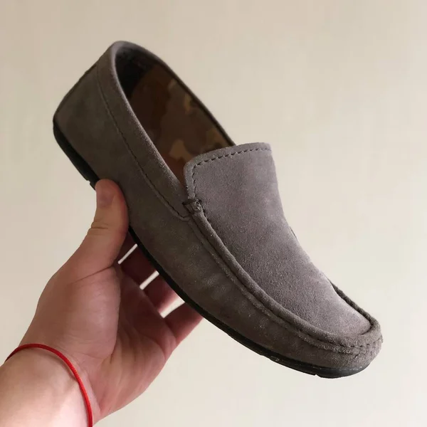 Primer Plano Mano Que Sostiene Zapato Masculino Sobre Fondo Blanco —  Fotos de Stock