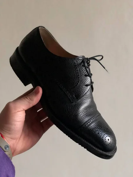 Primer Plano Mano Que Sostiene Zapato Masculino Sobre Fondo Blanco — Foto de Stock