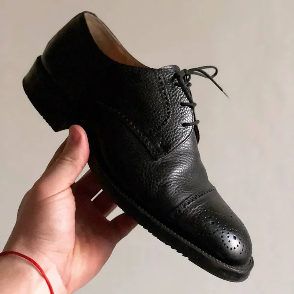 Primer Plano Mano Que Sostiene Zapato Masculino Sobre Fondo Blanco — Foto de Stock