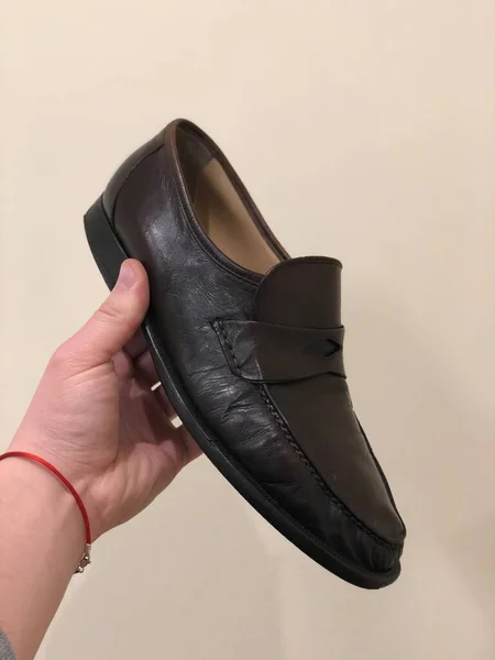Fechar Mão Segurando Sapato Masculino Fundo Branco — Fotografia de Stock