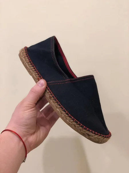 Primer Plano Mano Que Sostiene Zapato Masculino Sobre Fondo Blanco — Foto de Stock