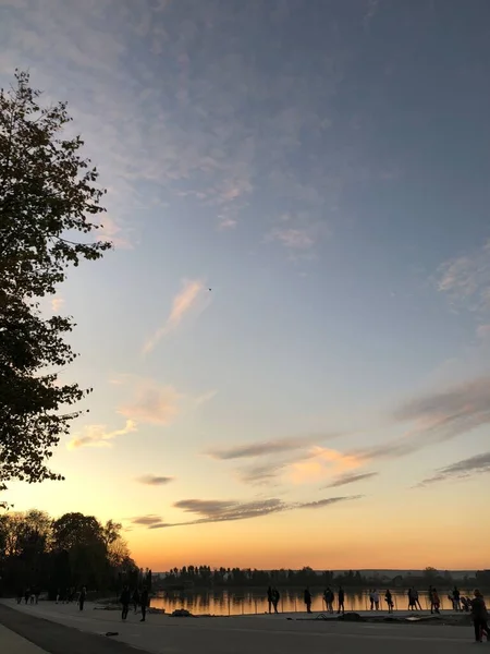 Прекрасне Хмарне Небо Над Озером Перед Заходом Сонця — стокове фото